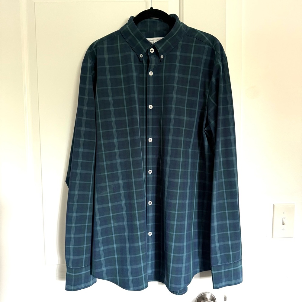 Mizzen+Main Leeward Green and Navy Plaid Button-Down Shirt